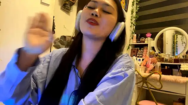 Snapshot of GlindaDejardin chatting on April 29, 5:30 pm GlindaDejardin online show from April 29, 5:30 pm