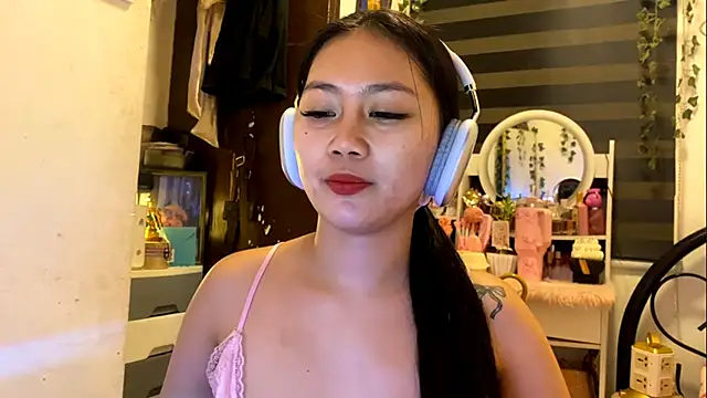 Snapshot of GlindaDejardin chatting on May 6, 5:18 pm GlindaDejardin online show from May 6, 5:18 pm