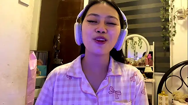 Snapshot of GlindaDejardin chatting on May 14, 6:47 pm GlindaDejardin online show from May 14, 6:47 pm