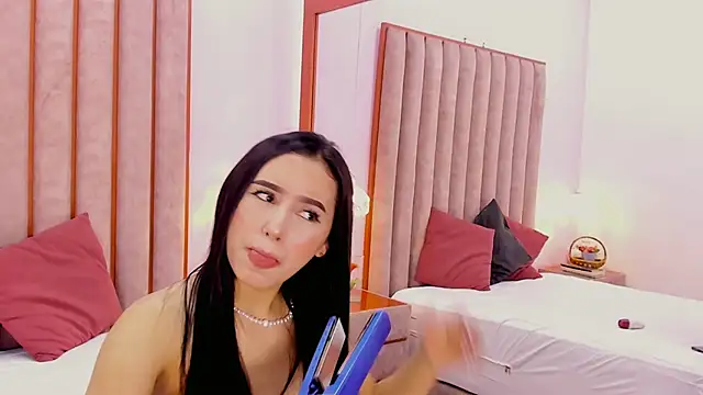 Snapshot of Zoe_Monrow chatting on May 19, 12:44 pm Zoe Monrow online show from May 19, 12:44 pm