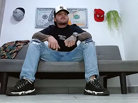 Snapshot of the_buho chatting on April 5, 4:20 am the buho online show from April 5, 4:20 am