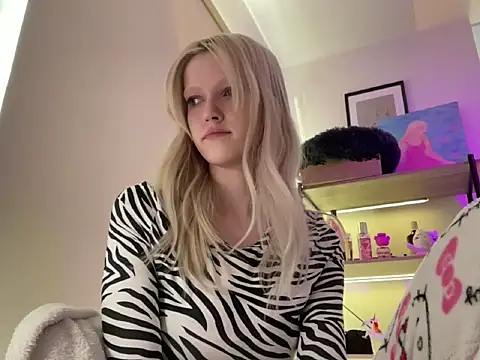 Snapshot of StellinaLuna chatting on April 14, 4:02 pm StellinaLuna online show from April 14, 4:02 pm