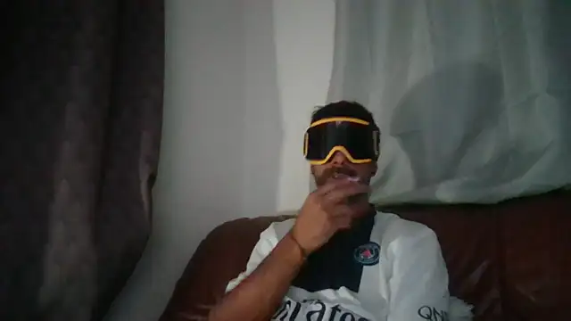 Snapshot of desperadosoz chatting on July 25, 1:04 am desperadosoz online show from July 25, 1:04 am