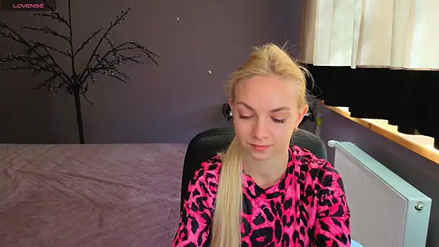 Snapshot of SonnySofia chatting on May 5, 5:37 am SonnySofia online show from May 5, 5:37 am