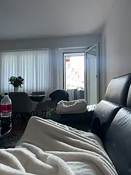 Snapshot of Luan4057 chatting on April 6, 9:21 am Luan4057 online show from April 6, 9:21 am