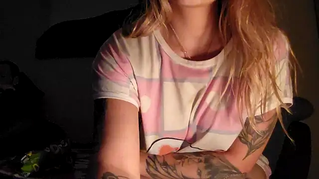 Snapshot of SilvyDiamond chatting on April 14, 10:16 pm SilvyDiamond online show from April 14, 10:16 pm