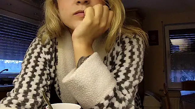 Snapshot of SilvyDiamond chatting on April 21, 5:25 am SilvyDiamond online show from April 21, 5:25 am