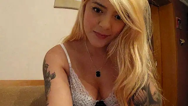 Snapshot of SilvyDiamond chatting on May 11, 4:04 pm SilvyDiamond online show from May 11, 4:04 pm
