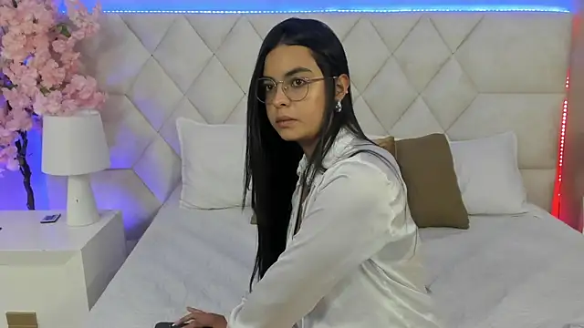 Gia  evanss online show from April 11, 12:20 pm