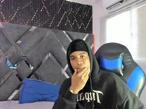 Snapshot of axel_silva4 chatting on May 17, 7:32 pm axel silva4 online show from May 17, 7:32 pm