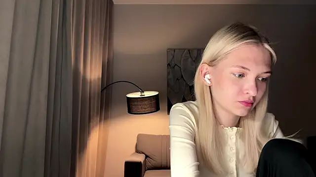EvelineMolima online show from May 1, 8:02 pm