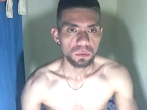 Snapshot of thomas2wood chatting on May 22, 11:43 pm thomas2wood online show from May 22, 11:43 pm