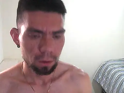 Snapshot of thomas2wood chatting on May 24, 10:26 pm thomas2wood online show from May 24, 10:26 pm