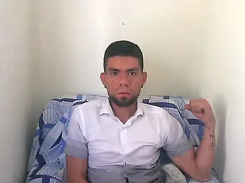 Snapshot of thomas2wood chatting on June 1, 8:43 pm thomas2wood online show from June 1, 8:43 pm