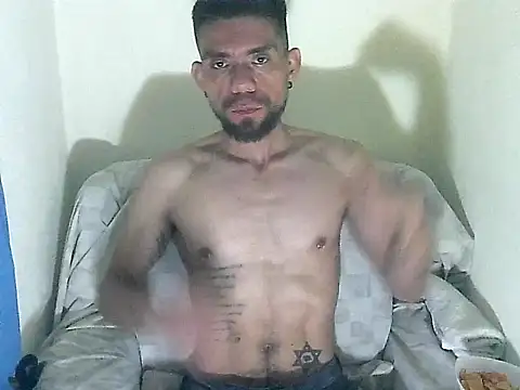 Snapshot of thomas2wood chatting on June 14, 2:24 am thomas2wood online show from June 14, 2:24 am