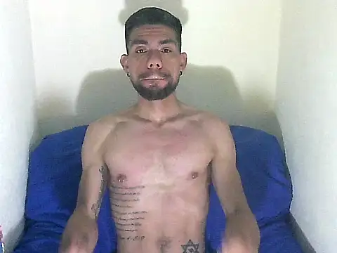 Snapshot of thomas2wood chatting on June 21, 12:13 am thomas2wood online show from June 21, 12:13 am