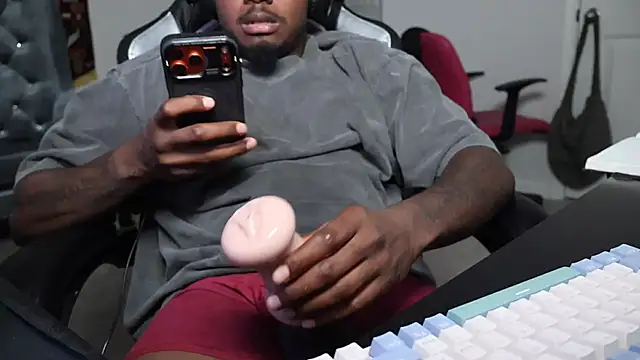 Snapshot of mikeydigs chatting on April 8, 12:43 am mikeydigs online show from April 8, 12:43 am