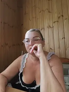 White-Chocolatte online show from June 18, 2:10 pm
