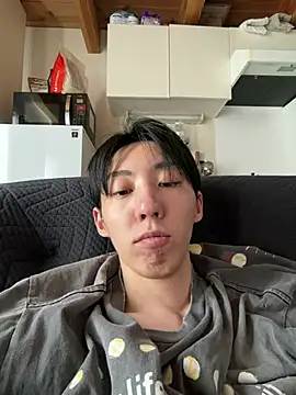 Snapshot of akty233 chatting on April 11, 4:17 am akty233 online show from April 11, 4:17 am