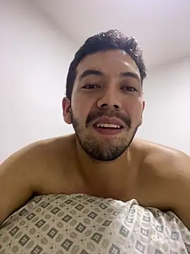 Snapshot of oskrarmop chatting on April 14, 3:34 am oskrarmop online show from April 14, 3:34 am