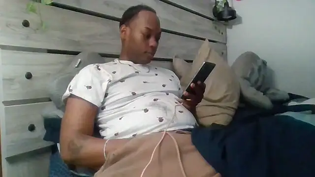 Snapshot of zdaddymm chatting on May 19, 2:40 am zdaddymm online show from May 19, 2:40 am