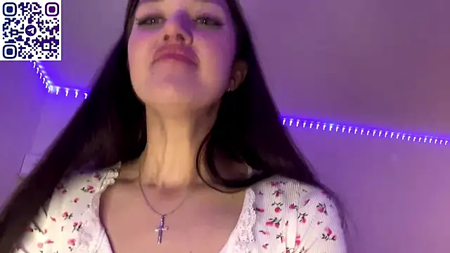 Snapshot of SophieLaine chatting on May 8, 6:24 pm SophieLaine online show from May 8, 6:24 pm