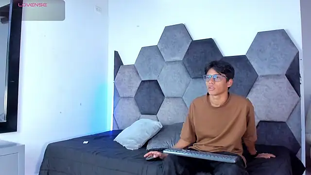 LiamKron online show from April 9, 11:37 am