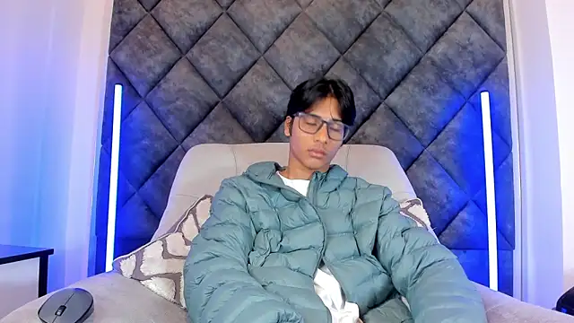 Snapshot of LiamKron chatting on June 4, 11:27 am LiamKron online show from June 4, 11:27 am