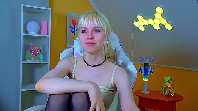 Snapshot of HannahHollis chatting on July 9, 6:23 pm HannahHollis online show from July 9, 6:23 pm