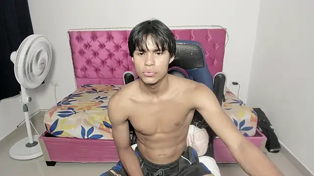 Snapshot of skinny_sam chatting on June 11, 2:53 am skinny sam online show from June 11, 2:53 am