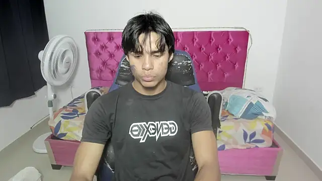 Snapshot of skinny_sam chatting on June 18, 5:51 am skinny sam online show from June 18, 5:51 am