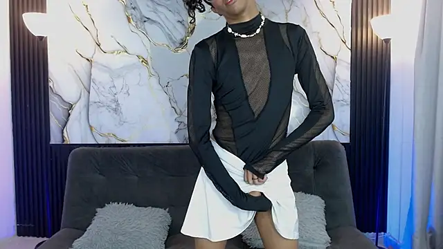 Snapshot of triiangel_latinboy chatting on April 17, 12:35 am triiangel latinboy online show from April 17, 12:35 am