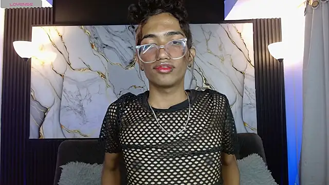 Snapshot of triiangel_latinboy chatting on April 24, 1:19 am triiangel latinboy online show from April 24, 1:19 am