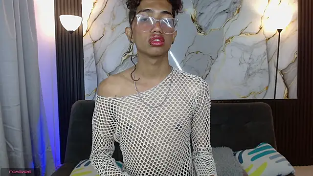 Snapshot of triiangel_latinboy chatting on May 11, 12:44 pm triiangel latinboy online show from May 11, 12:44 pm
