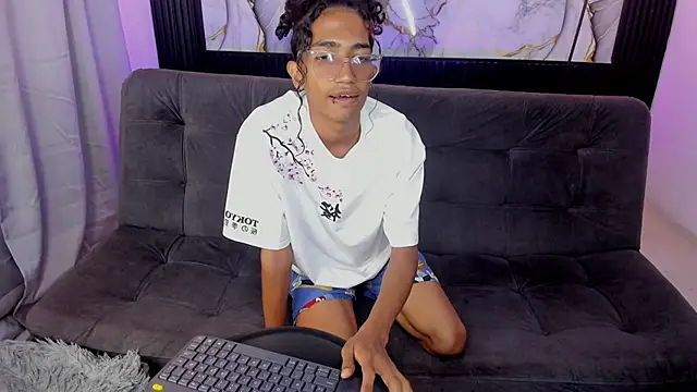 Snapshot of triiangel_latinboy chatting on May 25, 12:22 pm triiangel latinboy online show from May 25, 12:22 pm