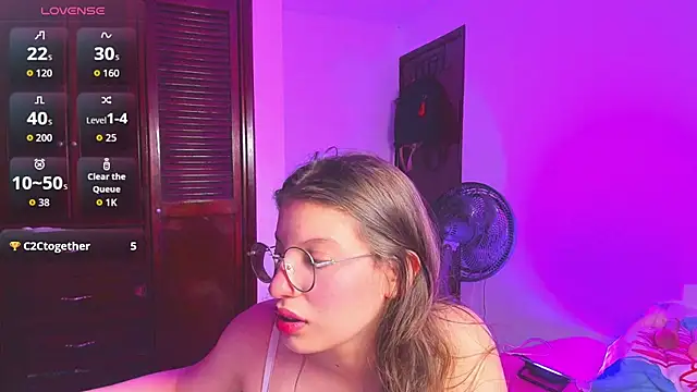 Snapshot of liiliie_petite chatting on July 17, 10:14 pm liiliie petite online show from July 17, 10:14 pm