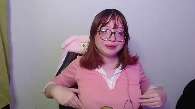 Snapshot of Cherry-bloom692 chatting on April 14, 9:04 am Cherry-bloom692 online show from April 14, 9:04 am