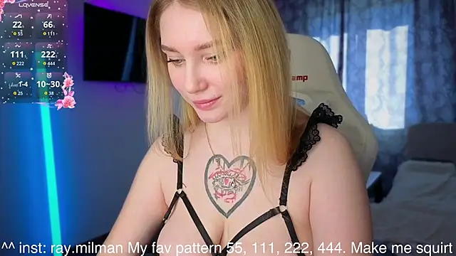 Snapshot of AliceMilr chatting on April 10, 10:20 am AliceMilr online show from April 10, 10:20 am