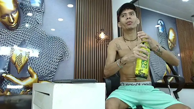Snapshot of Skinny_cute_Alyer chatting on April 18, 2:15 am Skinny cute Alyer online show from April 18, 2:15 am