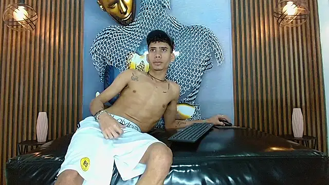 Snapshot of Skinny_cute_Alyer chatting on April 25, 2:14 am Skinny cute Alyer online show from April 25, 2:14 am