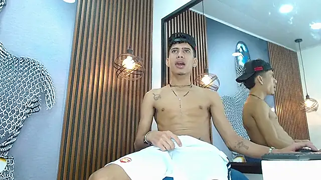 Snapshot of Skinny_cute_Alyer chatting on April 28, 2:27 am Skinny cute Alyer online show from April 28, 2:27 am