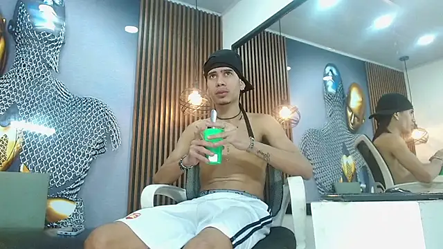 Snapshot of Skinny_cute_Alyer chatting on May 5, 2:08 am Skinny cute Alyer online show from May 5, 2:08 am