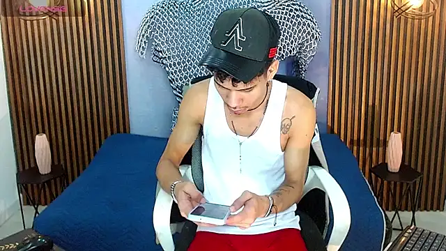 Snapshot of Skinny_cute_Alyer chatting on May 9, 2:50 am Skinny cute Alyer online show from May 9, 2:50 am