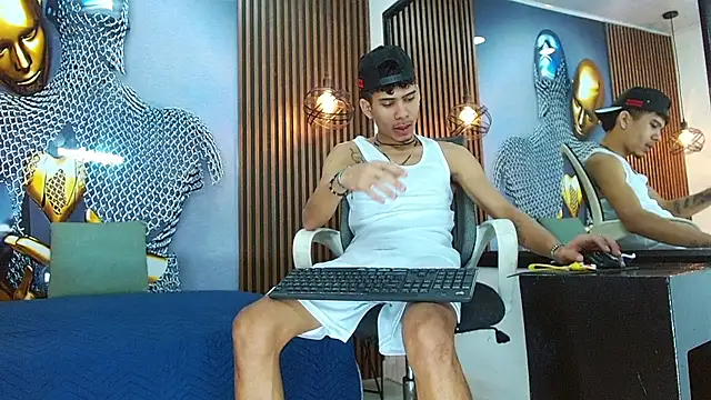 Snapshot of Skinny_cute_Alyer chatting on May 12, 2:19 am Skinny cute Alyer online show from May 12, 2:19 am
