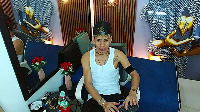 Snapshot of Skinny_cute_Alyer chatting on May 26, 2:18 am Skinny cute Alyer online show from May 26, 2:18 am