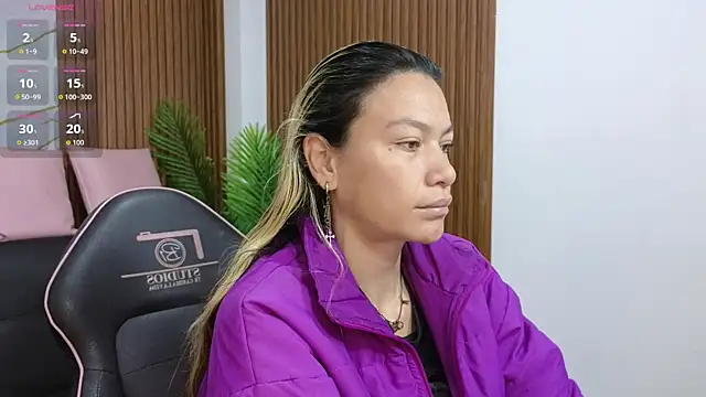 Snapshot of alonddra_tay chatting on June 29, 11:43 am alonddra tay online show from June 29, 11:43 am