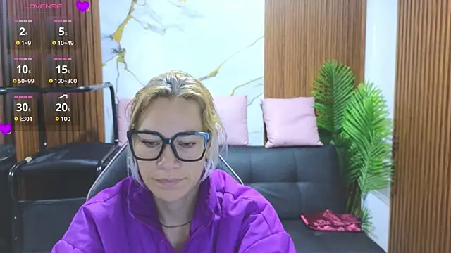 Snapshot of alonddra_tay chatting on July 17, 11:39 am alonddra tay online show from July 17, 11:39 am
