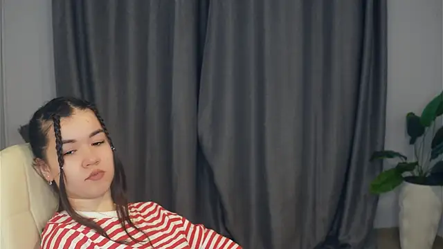 Snapshot of ShanaYock chatting on April 12, 1:38 pm ShanaYock online show from April 12, 1:38 pm