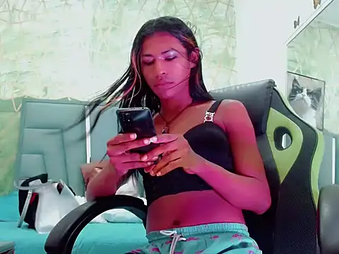Naomisaenz01 online show from June 2, 12:40 pm