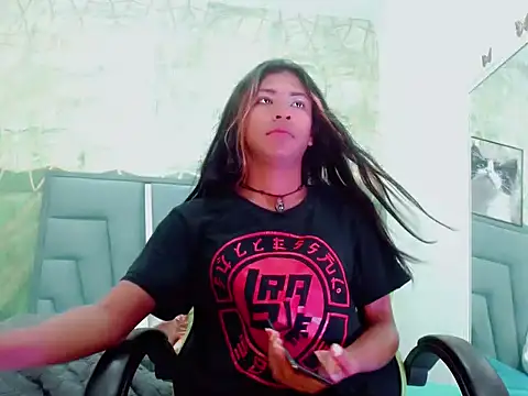 Naomisaenz01 online show from June 4, 1:28 pm